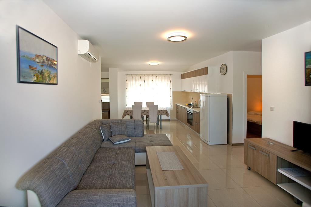 Apartments Maslina I Njivice Szoba fotó