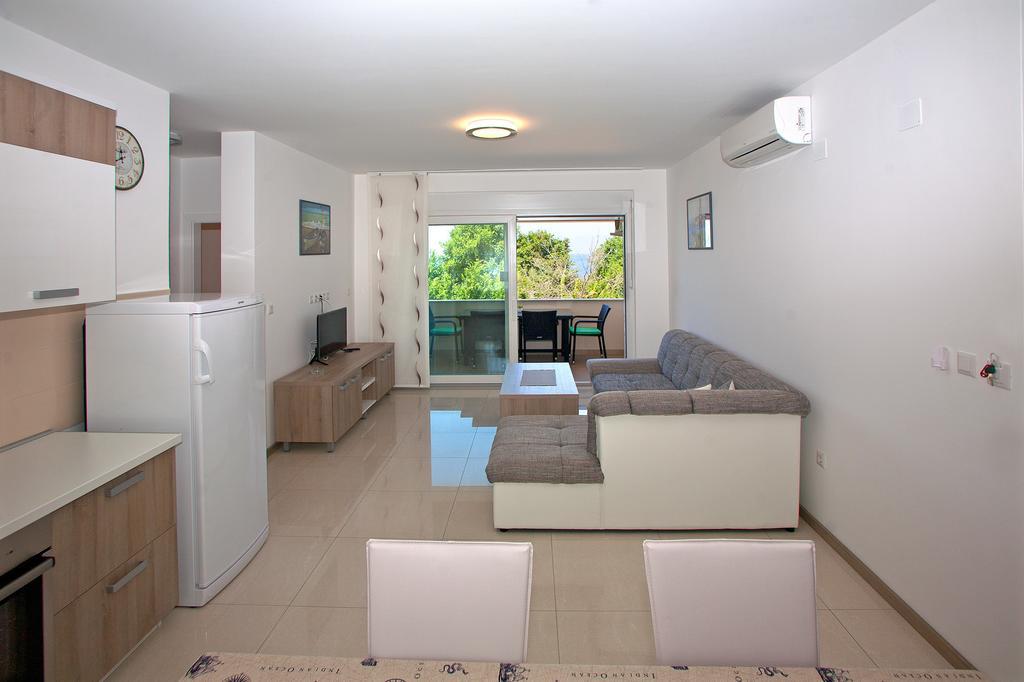Apartments Maslina I Njivice Szoba fotó